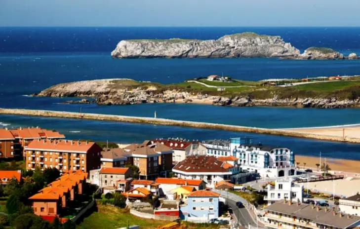 Vista a&eacute;rea de la localidad tur&iacute;stica de Suances.