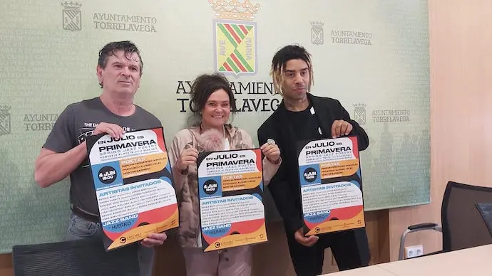 La concejal de Cultura, Esther V&eacute;lez, acompa&ntilde;ada por Iv&aacute;n Izquierdo y Julio Sanz Molleda, durante la presentaci&oacute;n 'En Julio es Primavera'. / ALERTA
