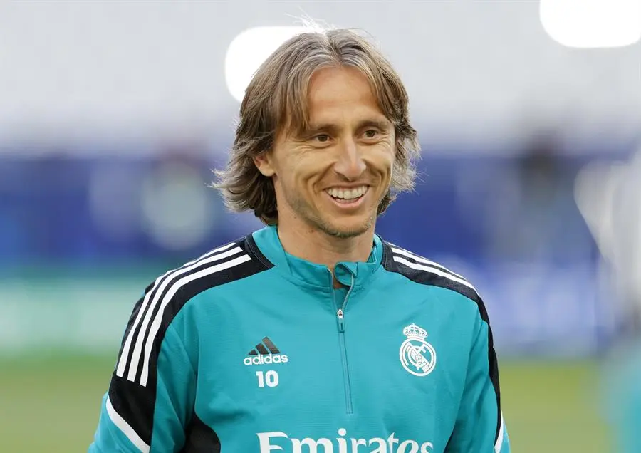 Luka Modric del Real Madrid asiste a la sesi&oacute;n de entrenamiento del equipo en el Stade de France en Saint-Denis, cerca de Par&iacute;s, Francia, 27 de mayo de 2022. El Real Madrid se enfrentar&aacute; al Liverpool FC en la final de la Liga de Campeones el 28 de mayo de 2022. (Liga de Campeones, Francia) EFE/EPA/YOAN VALAT