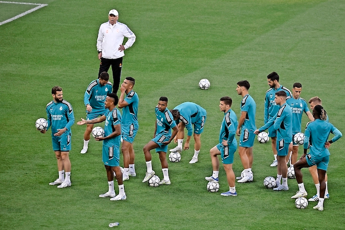 PARIS, 27/05/2022.- El entrenador italiano del Real Madrid, Carlo Ancelotti, dirige el entrenamiento que el equipo lleva a cabo este viernes en el estadio parisino de Saint-Denis, en el que ma??ana disputar??n la final de la Liga de Campeones ante el Liverpool. EFE/Juanjo Mart??n