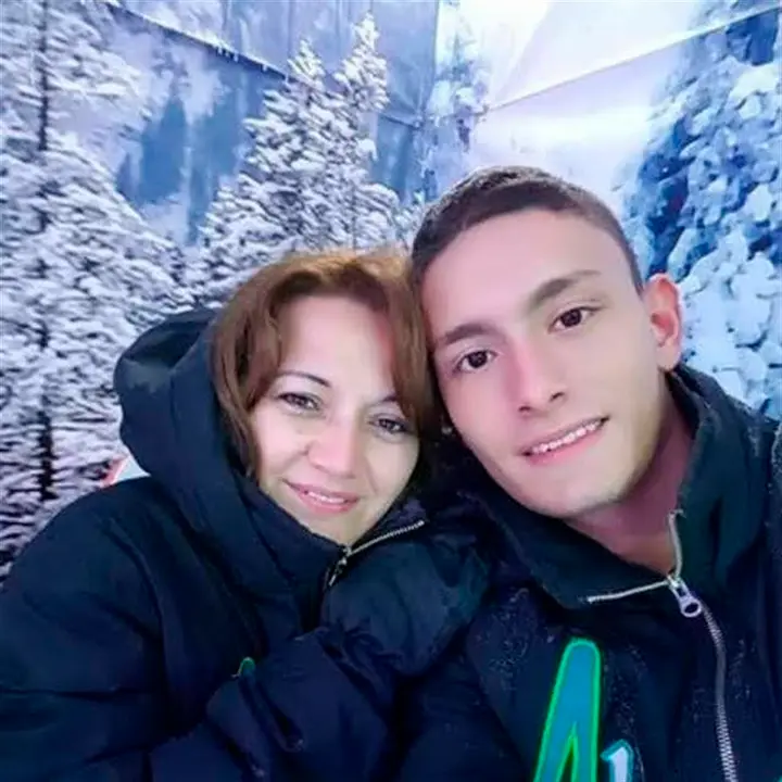 Gloria Nancy Gonz&aacute;lez, junto a su hijo Geovanny Valencia, muerto a cuchilladas en la localidad pirenaica de Broto (Huesca) por su expareja. En una entrevista concedida a Efe d&iacute;as antes del juicio con jurado que enfrentar&aacute; a la joven Daniela V.G. a penas de entre 20 y 25 a&ntilde;os de c&aacute;rcel por el crimen, la madre de la v&iacute;ctima asegura que la vida de su familia ha quedado "totalmente rota" desde la muerte violenta de su hijo. EFE/Gloria Nancy Gonz&aacute;lez - SOLO USO EDITORIAL/SOLO DISPONIBLE PARA ILUSTRAR LA NOTICIA QUE ACOMPA&Ntilde;A (CR&Eacute;DITO OBLIGATORIO) -