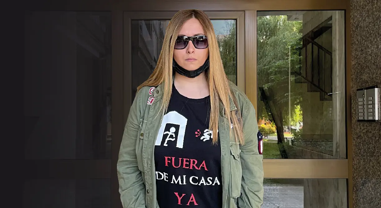 Elina, de 28 a&ntilde;os, es hija de la propietaria de este piso y v&iacute;ctima de una inquiokupaci&oacute;n en el barrio 
de Nueva Ciudad en Torrelavega, desde hace m&aacute;s 
de 3 a&ntilde;os. Desesperadas, madre e hija, nos cuentan su dr&aacute;matica historia.  / ALERTA