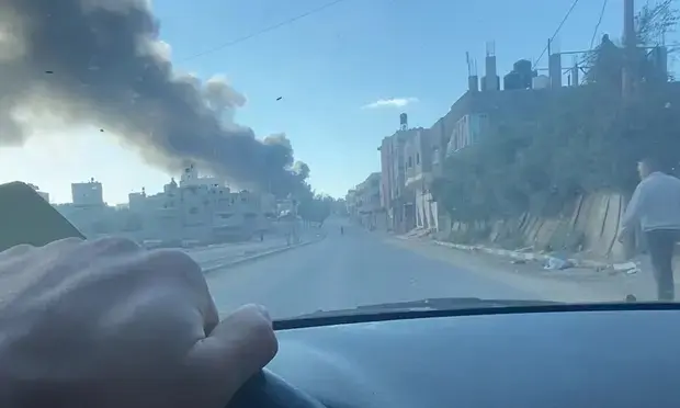 El 15 de mayo de 2021, Abu Halime, un residente, film&oacute; una espesa columna de humo negro que se elevaba desde el almac&eacute;n de Khudair. Fotograf&iacute;a: Al-Haq y Forensic Architecture