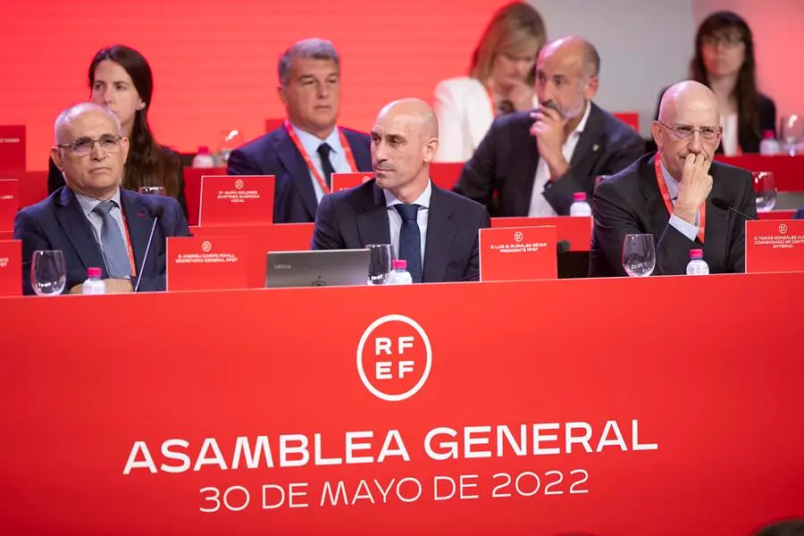 El presidente de la Federaci&oacute;n Espa&ntilde;ola de F&uacute;tbol (RFEF), Luis Rubiales (C), durante la Asamblea General de la RFEF celebrada este lunes en Madrid. EFE
