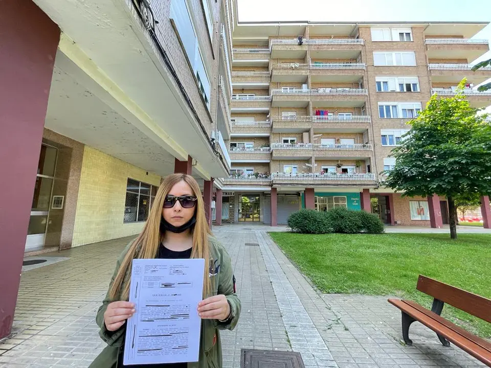 Elina, propietaria de un piso en la Nueva Ciudad okupado. / ALERTA