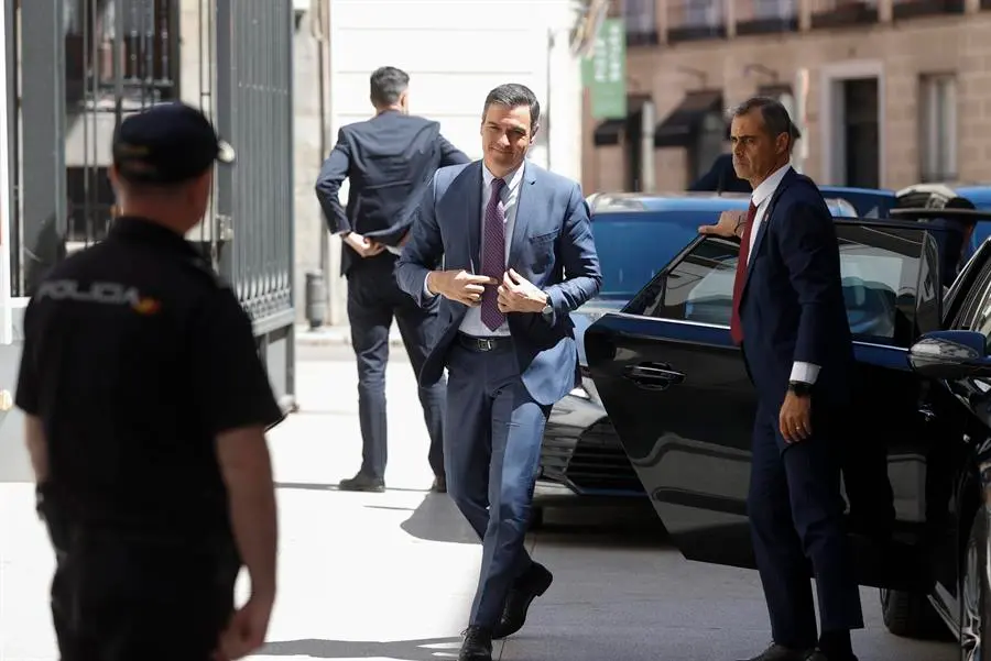 El presidente del Gobierno, Pedro S&aacute;nchez a su llegada al encuentro este mi&eacute;rcoles con diputados y senadores del PSOE para analizar la situaci&oacute;n pol&iacute;tica en la recta final del curso parlamentario. EFE/ Juan Carlos Hidalgo