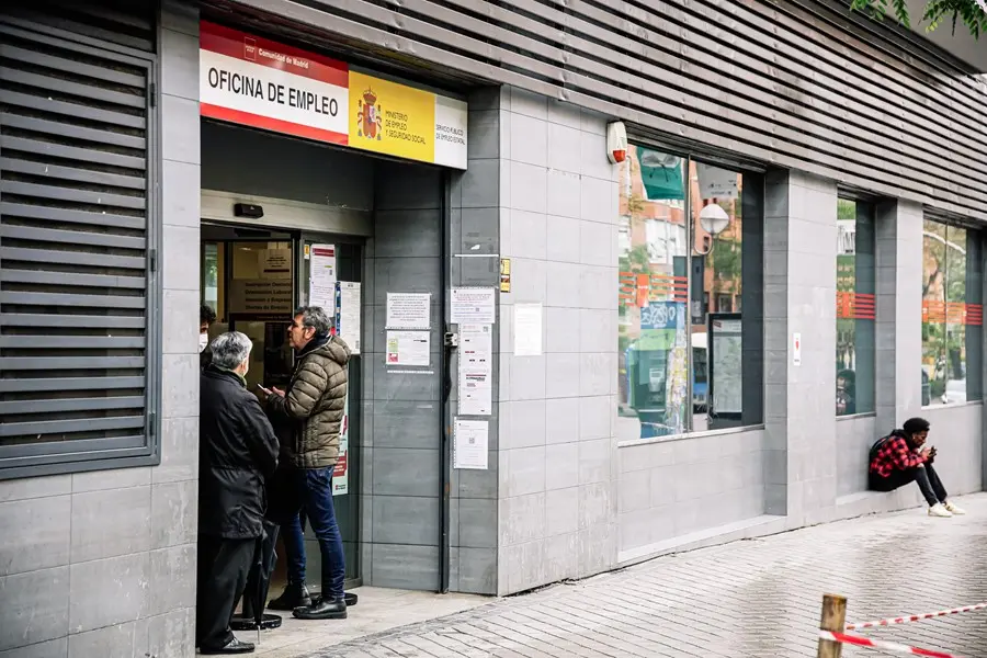 Varias personas en la entrada de  una oficina de empleo. / AEE