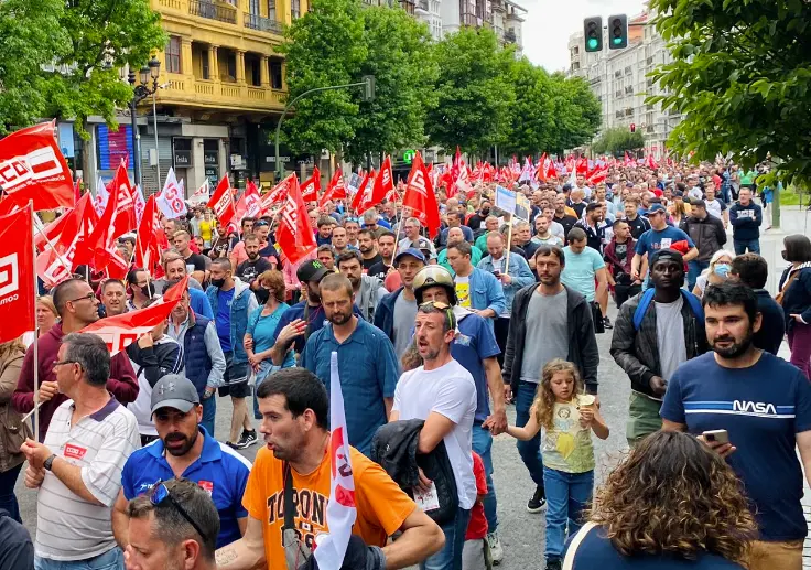 La manifestaci&oacute;n ha recorrido las calles de Santander. / ALERTA