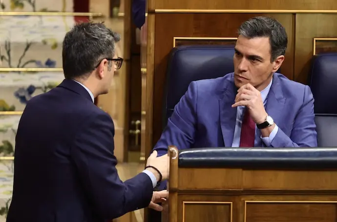 El ministro de la Presidencia, F&eacute;lix Bola&ntilde;os (i), y el presidente del Gobierno, Pedro S&aacute;nchez, conversan en una sesi&oacute;n plenaria, en el Congreso de los Diputados, a 28 de abril de 2022, en Madrid (Espa&ntilde;a). El pleno gira en torno a la tramitaci&oacute;n como proyecto de ley del decreto de medidas para paliar los efectos de la guerra de Ucrania. Ese decreto anticrisis incluye medidas como el descuento de 20 c&eacute;ntimos por litro de gasolina, la desvinculaci&oacute;n del IPC de la renovaci&oacute;n anual de los contratos del alquiler o bajada de los peajes a la industria electrointensiva. Otro de los puntos de la sesi&oacute;n es la votaci&oacute;n de los diez &uacute;nicos diputados, uno por grupo parlamentario y cuatro de estos pertenecientes a partidos independentistas, que estar&aacute;n autorizados para acceder a materias clasificadas como secretas, que recibir&aacute;n informaci&oacute;n sobre el uso de los fondos reservados y que podr&aacute;n controlar las actividades del CNI.
28 ABRIL 2022;PLENO;CONGRESO;ANTICRISIS;SECRETOS
Eduardo Parra / Europa Press
(Foto de ARCHIVO)
28/4/2022