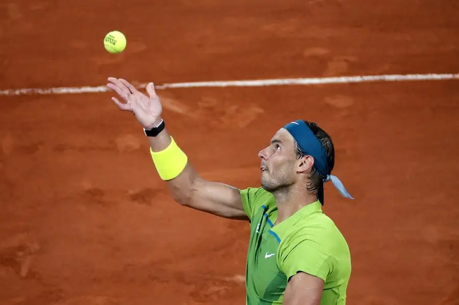 Rafael Nadal de Espa&ntilde;a sirve a Alexander Zverev de Alemania en su partido de semifinales masculino durante el torneo de tenis del Abierto de Francia en Roland Garros en Par&iacute;s, Francia, 03 de junio de 2022. (Tenis, Abierto, Francia, Alemania, Espa&ntilde;a) EFE/EPA/CHRISTOPHE PETIT TESSON