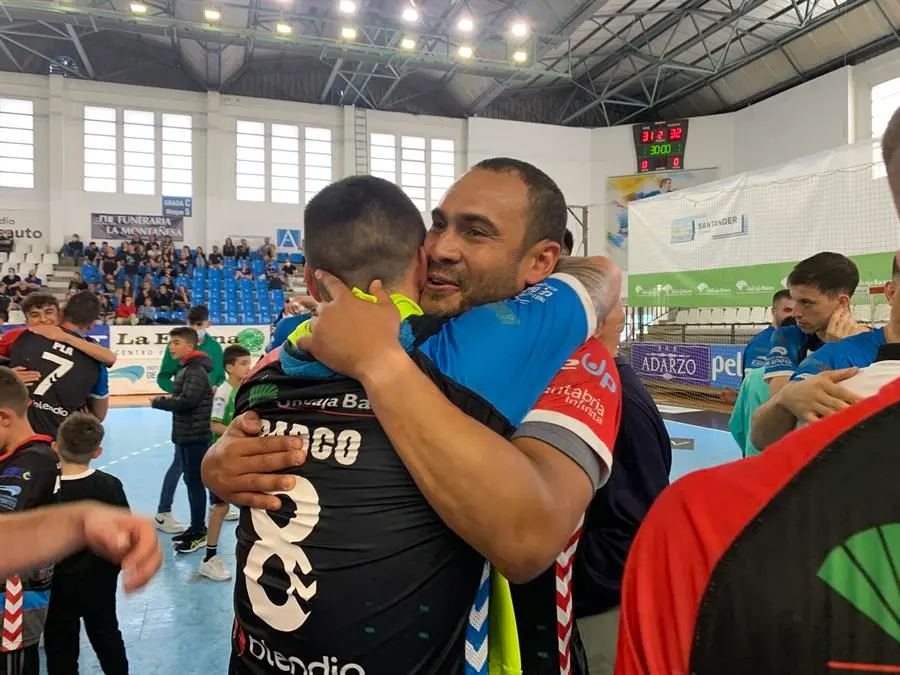 El Sinf&iacute;n asegur&oacute; hoy s&aacute;bado su permanencia en la Liga Sacyr Asobal a pesar de caer ante el EON Horneo Alicante (31-32), en un partido en el que los locales sufrieron m&aacute;s de la cuenta, ya que el equipo visitante lleg&oacute; a ponerse seis goles por encima, de los siete que ten&iacute;a que remontar. EFE/ Pablo G.Hermida
