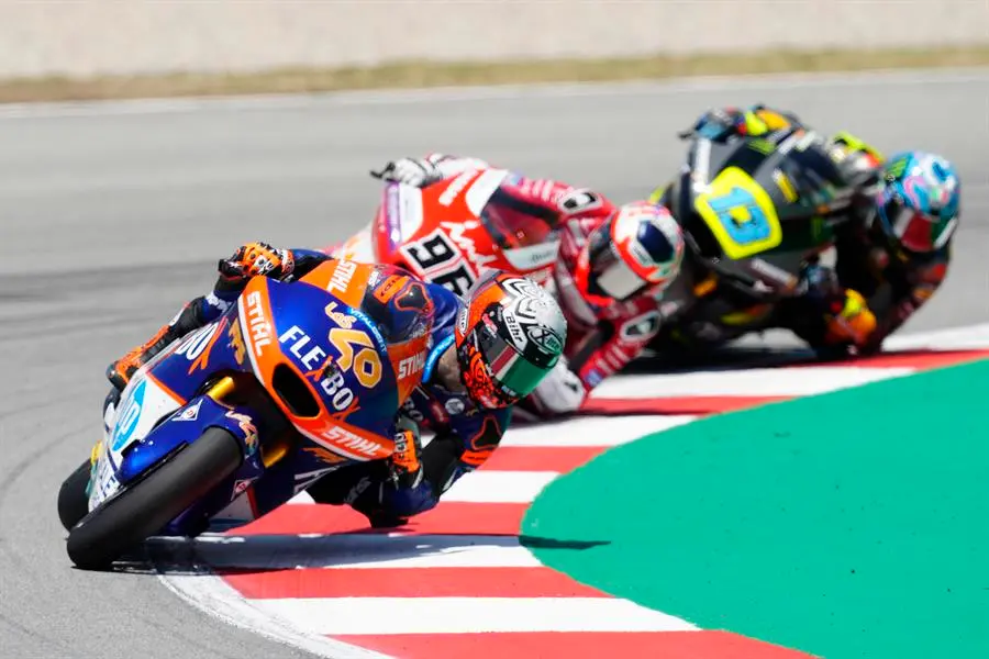 El piloto espa&ntilde;ol del Fexbox HP40 Aron Canet seguido por el birt&aacute;nico del Inde GASGAS Aspar Team Jake Dixon (c) y el italiano del Mooney VR46 Racing Team Celestino Vietti (d) durante el Gran Premio de Catalunya de motociclismo de Moto2 disputado este domingo en el Circuito de Catalunya. EFE/Enric Fontcuberta