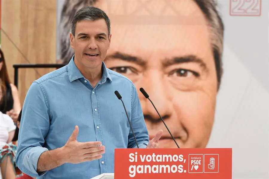 El secretario general del PSOE y presidente del Gobierno, Pedro S&aacute;nchez, durante su intervenci&oacute;n este domingo en un acto p&uacute;blico dentro de la campa&ntilde;a electoral en Cuevas de Almanzora (Almer&iacute;a), junto al secretario general del PSOE de Andaluc&iacute;a y candidato a la presidencia de la Junta, Juan Espadas. EFE / Carlos Barba