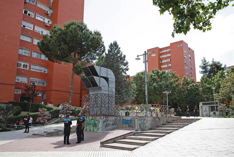 Negociadores de la Polic&iacute;a Nacional siguen intentando convencer al hombre que se ha atrincherado con su hija menor de edad en Coslada (Madrid) de que deponga su actitud y deje salir a la ni&ntilde;a. EFE/ Javier L&oacute;pez