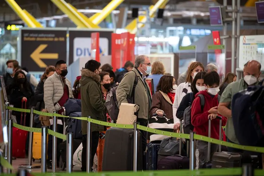 Colas en la terminal 4 del aeropuerto de Adolfo Su&aacute;rez- Madrid Barajas, con motivo de la operaci&oacute;n salida de Semana Santa. EFE/ Fernando Villar