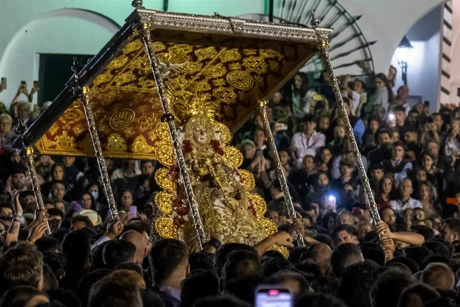 La Virgen del Roc&iacute;o procesiona por las calles de la aldea almonte&ntilde;a de El Roc&iacute;o, tras saltar la reja los almonte&ntilde;os a las 3:13 horas de hoy lunes. EFE/Juli&aacute;n P&eacute;rez