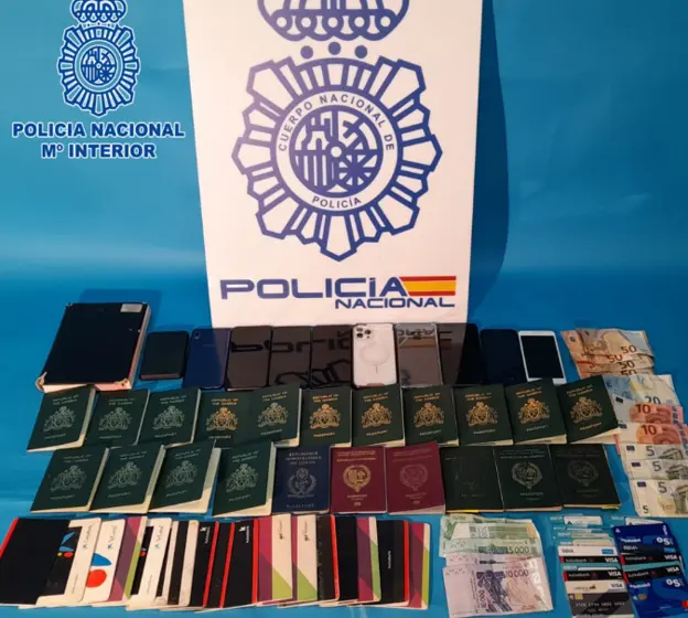Documentos, tarjetas y dinero incautados en la operaci&oacute;n. / POLIC&Iacute;A NACIONAL