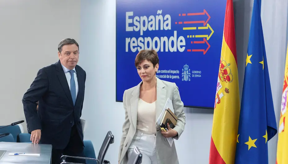 El ministro de Agricultura, Pesca y Alimentaci&oacute;n, Luis Planas, y la ministra Portavoz, Isabel Rodr&iacute;guez, a su llegada a una comparecencia tras la reuni&oacute;n del Consejo de Ministros, en La Moncloa, a 7 de junio de 2022, en Madrid (Espa&ntilde;a). Durante la comparecencia han informado de la aprobaci&oacute;n del proyecto de Ley de Prevenci&oacute;n de las P&eacute;rdidas y el Desp