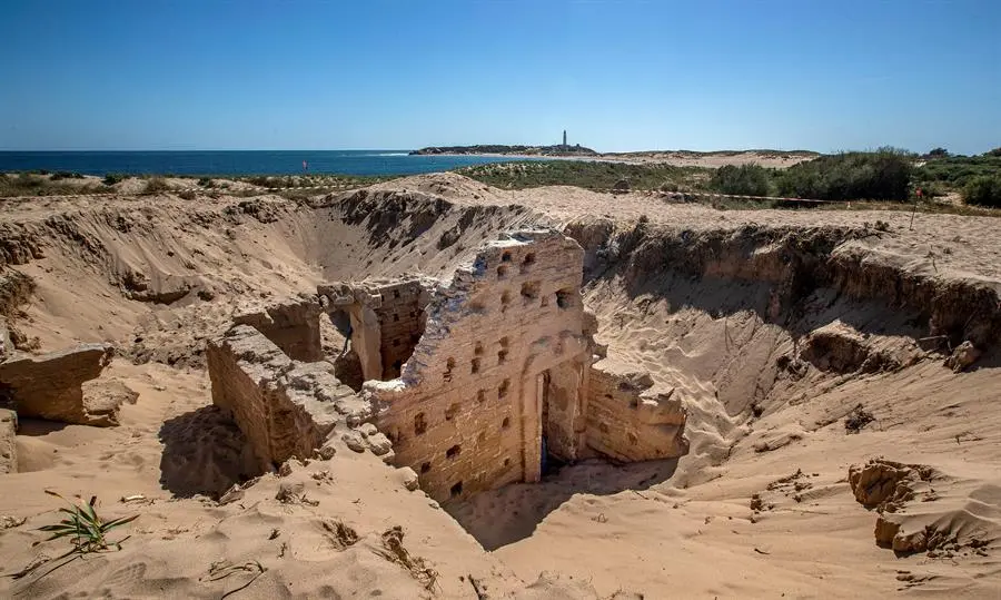Imagen de archivo de las termas romanas en el Cabo de Trafalgar, uno de los espacios m&aacute;s emblem&aacute;ticos y visitados de la costa gaditana en Barbate (C&aacute;diz). EFE/Rom&aacute;n R&iacute;os.