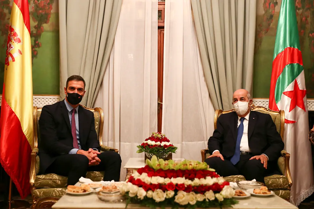ARGEL (ARGELIA), 08/10/2020.- El presidente del Gobierno, Pedro S&aacute;nchez (i), posa junto al primer ministro argelino, Abdelaziz Djerad, (d), durante su visita a Argelia, este jueves S&aacute;nchez prometi&oacute; hoy en Argelia que ambos pa&iacute;ses trabajar&aacute;n juntos y reforzar&aacute;n la cooperaci&oacute;n en la lucha contra las mafias que trafican con seres humanos y negocian con la inmigraci&oacute;n irregular tanto en el norte de &Aacute;frica como en la inestable regi&oacute;n del Sahel, que los dos Ejecutivos consideran estrat&eacute;gica. POOL