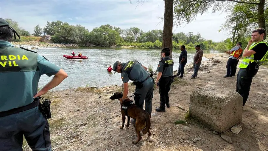 Un dispositivo de unas 70 personas busca desde esta madrugada a un menor de 13 a&ntilde;os en el r&iacute;o Ebro a su paso por Rinc&oacute;n de Soto (La Rioja), a donde hab&iacute;a acudido a ba&ntilde;arse con unos amigos y que no sab&iacute;a nadar, seg&uacute;n ha confirmado su padre al director general de Emergencias del Gobierno riojano, Salvador D&iacute;ez. EFE/ Guardia Civil