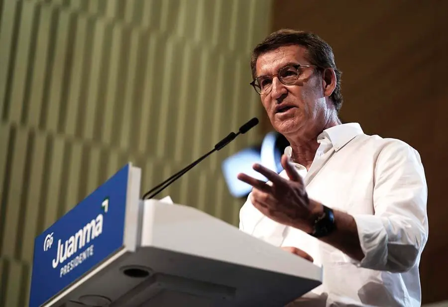 El presidente del PP, Alberto N&uacute;&ntilde;ez Feij&oacute;o (c), clausura un mitin junto al candidato n&uacute;mero uno por C&oacute;rdoba, Jes&uacute;s Aguirre, este s&aacute;bado en el Palacio de Congresos en C&oacute;rdoba. EFE/ Rafa Alcaide