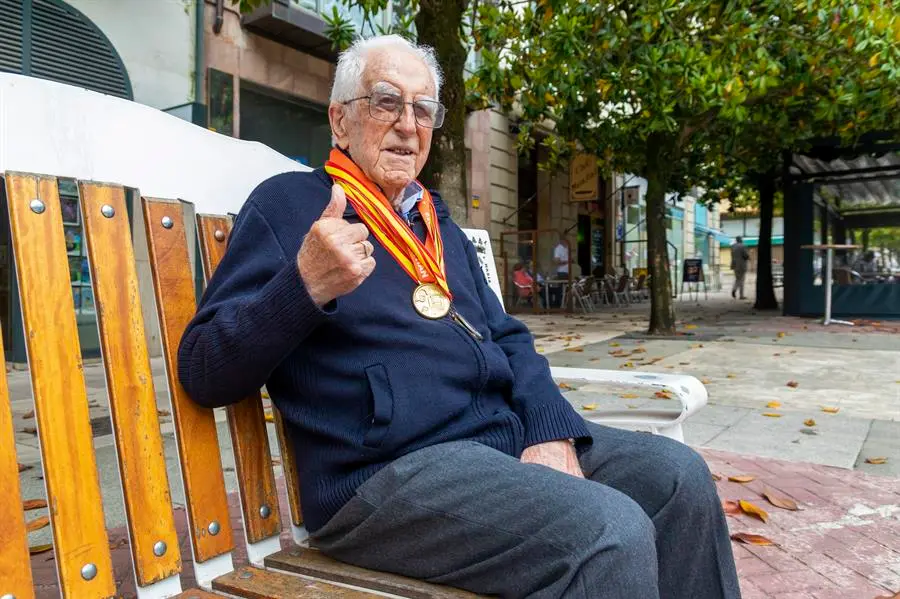 Jaime Asensio Ballesteros (Torrelavega, 1922) puede ser, a sus 100 a&ntilde;os, uno de los atletas aficionados m&aacute;s longevos y laureados, con m&aacute;s de 150 medallas en campeonatos de Europa y Espa&ntilde;a en diferentes modalidades de deporte para veteranos, adem&aacute;s de incontables r&eacute;cords. EFE/Javier G. Paradelo