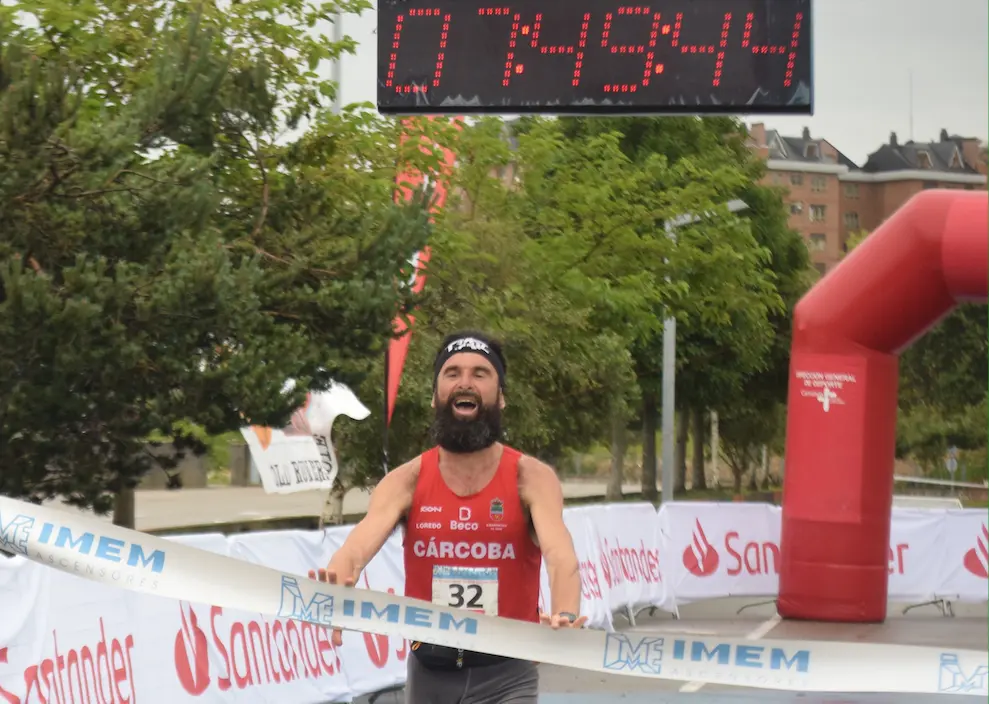 El atleta malague&ntilde;o Antonio Aguilar ha sido el ganador de los 100 kil&oacute;metros, ayer en el Parque de Las Llamas. / CASTILLO