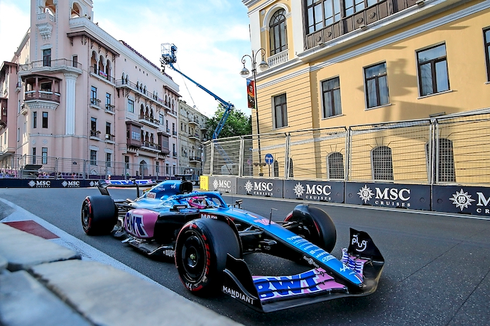 El piloto espa&ntilde;ol de F&oacute;rmula Uno, Fernando Alonso, del equipo Alpine F1 Team, en acci&oacute;n durante la clasificaci&oacute;n del Gran Premio de F&oacute;rmula Uno de Azerbaiy&aacute;n en el circuito urbano de Bak&uacute;, Azerbaiy&aacute;n, el 11 de junio de 2022. / EFE/EPA/ALI HAIDER