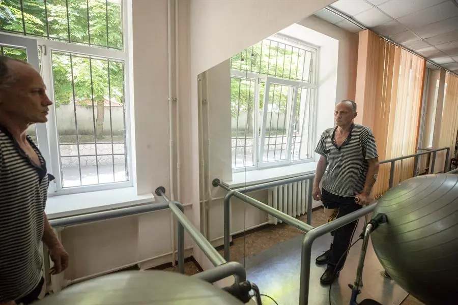 Ivan realiza terapia para adaptarse a su pr&oacute;tesis el 8 de junio de 2022 en el centro de rehabilitaci&oacute;n de mutilados en Dnipro, una ciudad al sureste de Ucrania a donde llegan muchos de los heridos en el frente.  EFE/Esteban Biba