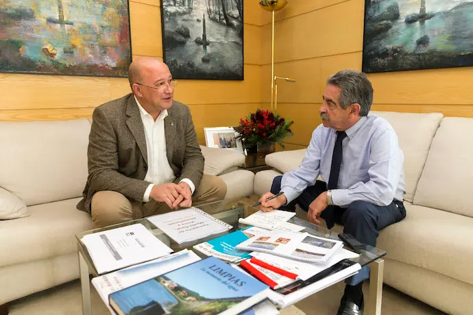 El Presidente de Cantabria Miguel &Aacute;ngel Revilla junto al concejal de Ramales, Jos&eacute; Ram&oacute;n Obreg&oacute;n.