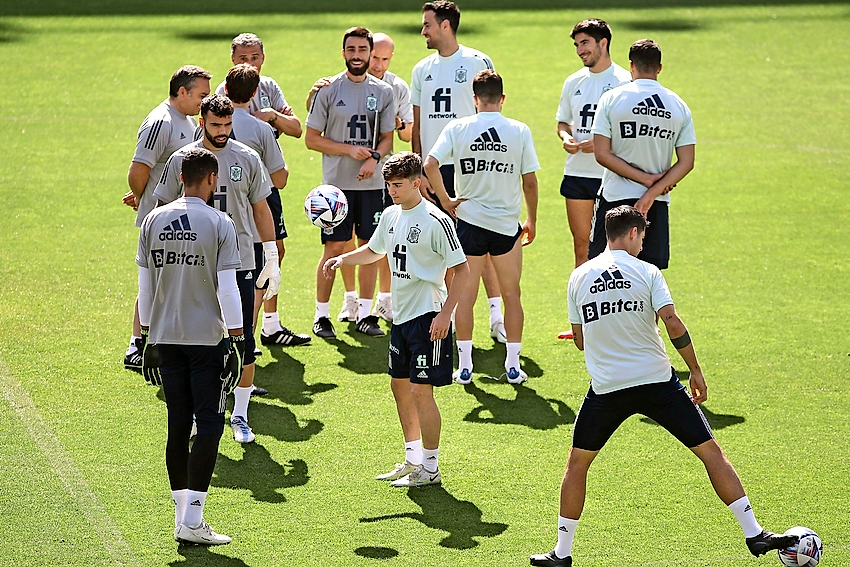 Los jugadores de la selecci&oacute;n espa&ntilde;ola durante el entrenamiento en el campo de La Rosaleda en M&aacute;laga. / EFE