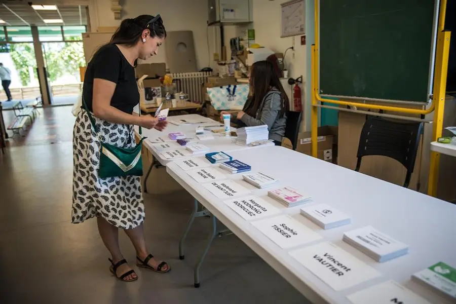 Un votante elige las papeletas antes de votar en la primera vuelta de las elecciones legislativas francesas, en un colegio electoral de Par&iacute;s, Francia, el 12 de junio de 2022. Las elecciones legislativas en Francia se celebrar&aacute;n los d&iacute;as 12 y 19 de junio de 2022 para elegir a los 577 miembros de la Asamblea Nacional de la Rep&uacute;blica Francesa. (Elecciones, Francia) EFE/EPA/CHRISTOPHE PETIT TESSON