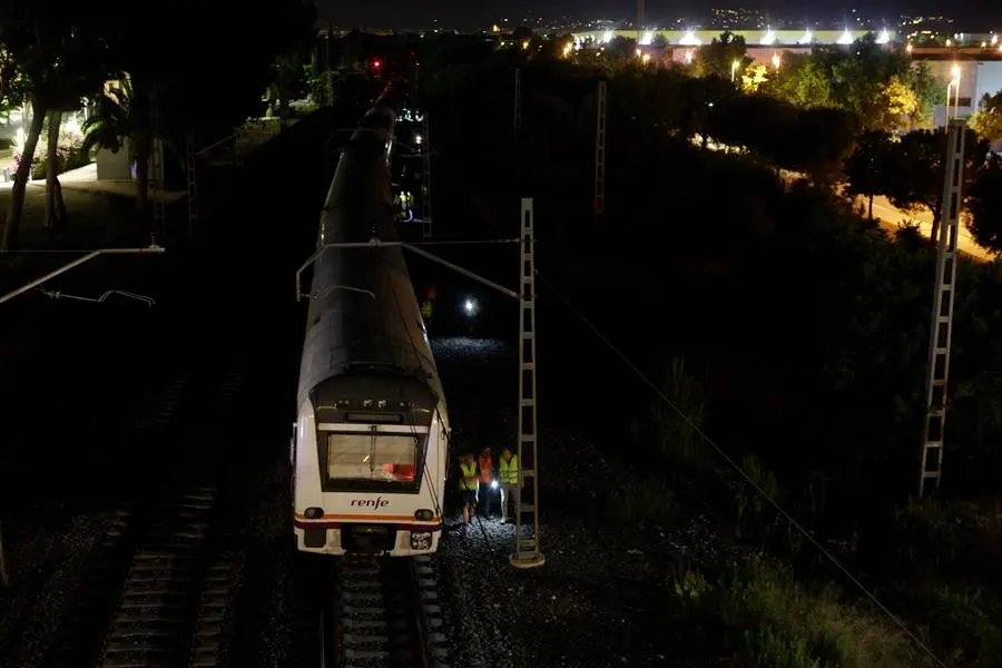 Una treintena de personas han resultado heridas, dos de ellas graves, al chocar en la noche del domingo en Vila-seca (Tarragona) un tren regional y una locomotora de mercanc&iacute;as que, seg&uacute;n fuentes de Adif, se ha saltado un sem&aacute;foro en rojo. EFE/Quique Garc&iacute;a