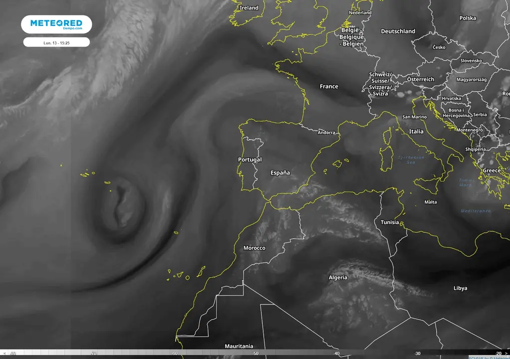 Esa espiral al este de las Azores es la DANA que est&aacute; bombeando calor hacia la Pen&iacute;nsula. Imagen del sat&eacute;lite Meteosat a trav&eacute;s del canal de vapor de agua.