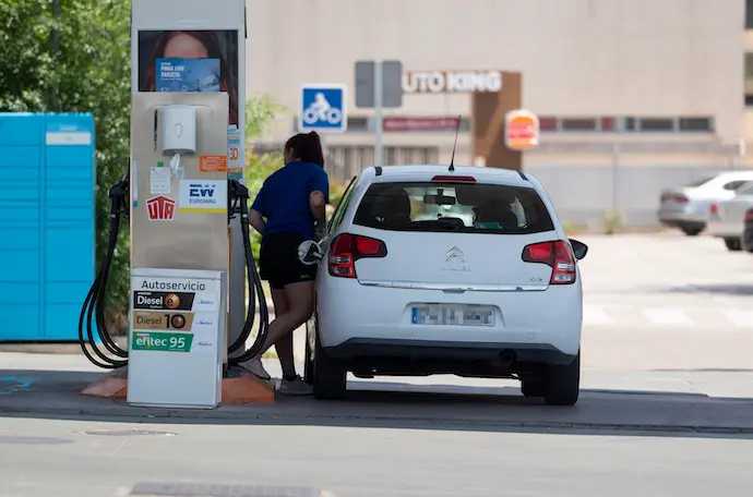 Una mujer reposta en una gasolinera, a 13 de mayo de 2022, en Madrid (Espa&ntilde;a). El precio medio de los carburantes en Espa&ntilde;a ha remontado esta semana m&aacute;s de un 2% y ha escalado a nuevos m&aacute;ximos hist&oacute;ricos, aunque se mantiene contenido al aplicar el descuento obligatorio de 20 c&eacute;ntimos por litro aprobado por el Gobierno que se efect&uacute;a en las gasolineras al pagar.
13 MAYO 2022;CARBURANTES;R&Eacute;CORDS;PUENTE;SAN ISIDRO;GASOLINERAS;GASOLINA;DIESEL
Alberto Ortega / Europa Press
(Foto de ARCHIVO)
13/5/2022