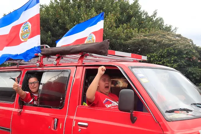 14 June 2022, Costa Rica, San Pedro: People celebrate in the San Pedro district in Costa Rica after defeating New Zealand in their playoff match at the Al Rayyan Stadium in Doha, Qatar and qualifying for the FIFA World Cup 2022. Photo: Rafael Pacheco Granados/La Nacion via ZUMA Press/dpa
Rafael Pacheco Granados/La Nacio / DPA
14/6/2022 ONLY FOR USE IN SPAIN