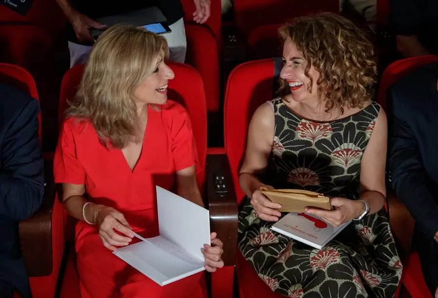 La vicepresidenta segunda y ministra de Trabajo, Yolanda D&iacute;az (i), y la ministra de Hacienda, Mar&iacute;a Jes&uacute;s Montero. EFE/Julio Mu&ntilde;oz