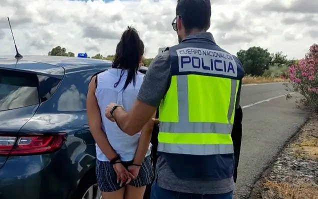 La policia nacional durante una detenci&oacute;n.