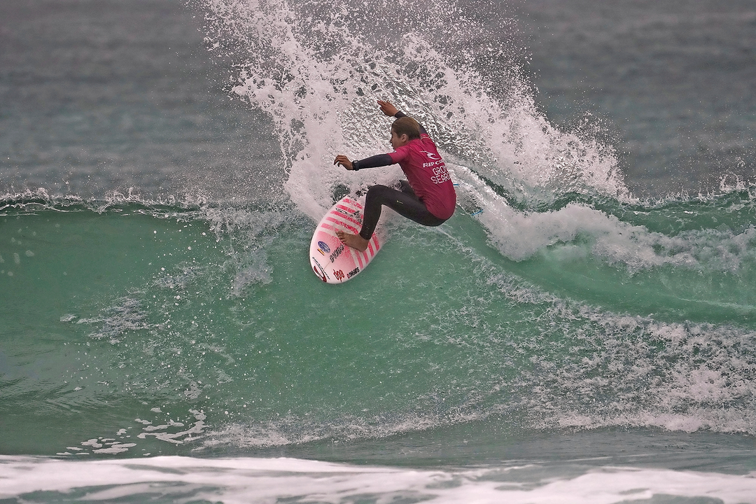 Un surfista sobre una ola durante la competici&oacute;n. / Alerta