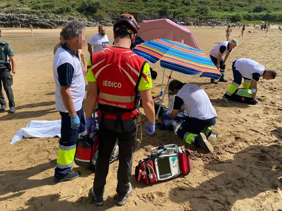 Efectivos de emergencia intentar salvar la vida a un hombre de Bilbao, que falleci&oacute; ahogado en la playa de Liendo