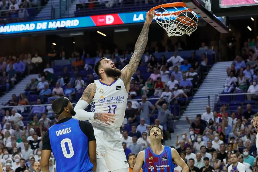 El p&iacute;vot del Real Madrid Vincent Poirier machaca la canasta durante el tercer encuentro de la final de la Liga Endesa que Real Madrid y Bar&ccedil;a ayer en el Wizink Center, en Madrid. EFE/ Juanjo Mart&iacute;n.
