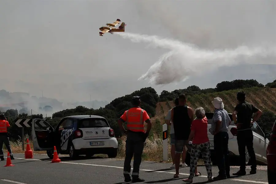 Vista de los trabajos para extinguir el fuego en la localidad de San Mart&iacute;n de Unx, que permanece a primera hora de este domingo desalojada por precauci&oacute;n tras los incendios vividos ayer y esta noche en Navarra. EFE / Villar L&oacute;pez