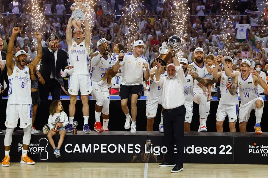 19/06/2022 00:00 (UTC)
Cr&eacute;dito:
EFE
Fuente:
EFE
Autor:
SERGIO PEREZ
Tem&aacute;tica:
Deporte &raquo; Baloncesto
El t&eacute;cnico del Real Madrid, Pablo Laso, celebra con sus jugadores la consecuci&oacute;n del t&iacute;tulo de la Liga Endesa tras vencer al Bar&ccedil;a en el cuarto encuentro que han disputado en el WiZink Center de Madrid. EFE