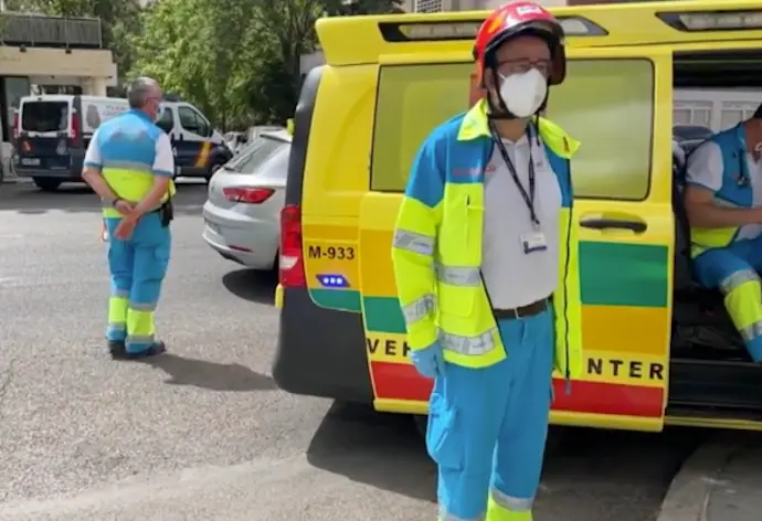 Los servicios de emergencias y la polic&iacute;a en la calle Serrano de Madrid.