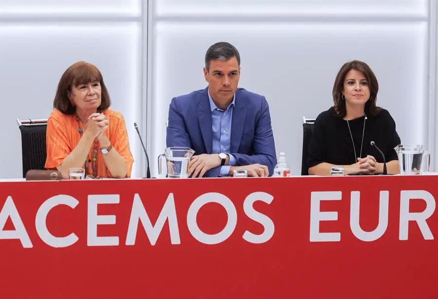 La presidenta del PSOE, Cristina Narbona; el secretario general del PSOE, Pedro S&aacute;nchez, y la vicesecretaria Adriana Lastra, asisten a una reuni&oacute;n de la Ejecutiva del partido, este lunes, en Madrid. EFE/ Sergio P&eacute;rez