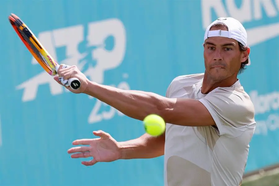 El tenista Rafa Nadal durante su entrenamiento en el Mallorca Country Club, sede del ATP250 Mallorca Championships. EFE/Cati Cladera