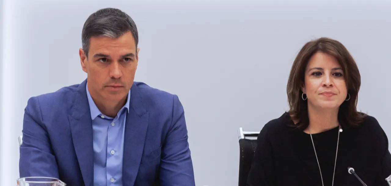 El secretario general del PSOE, Pedro S&aacute;nchez, y la vicesecretaria Adriana Lastra. EFE/ Sergio P&eacute;rez