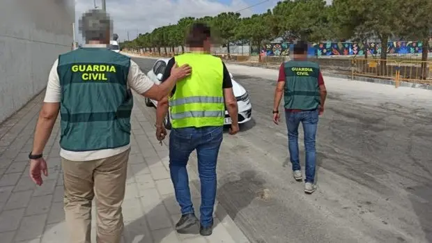 Imagen facilitada por la Guardia Civil de la detenci&oacute;n del camionero.