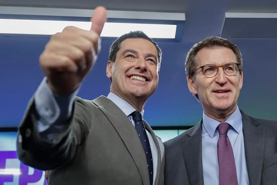 El presidente del Partido Porpular, Alberto N&uacute;&ntilde;ez Feij&oacute;o (d) posa con el presidente de Andaluc&iacute;a, Juanma Moreno (i) antes de la celebraci&oacute;n este martes de la Junta Directiva Nacional del PP en Madrid. EFE/ Emilio Naranjo